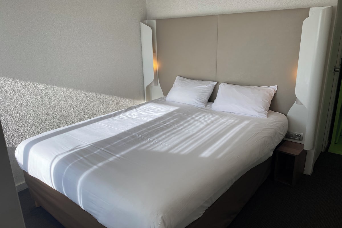 Rom – standard, 1 dobbeltseng | Sengetøy av topp kvalitet, skrivebord og lydisolert