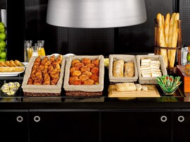 Café da manhã com buffet todos os dias (EUR 14.9 por pessoa) 