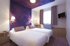 Standard Room, 2 Single Beds | Desk, laptop workspace, blackout curtains, iron/ironing board - Kyriad Valence Nord (Bourg-les-Valence)