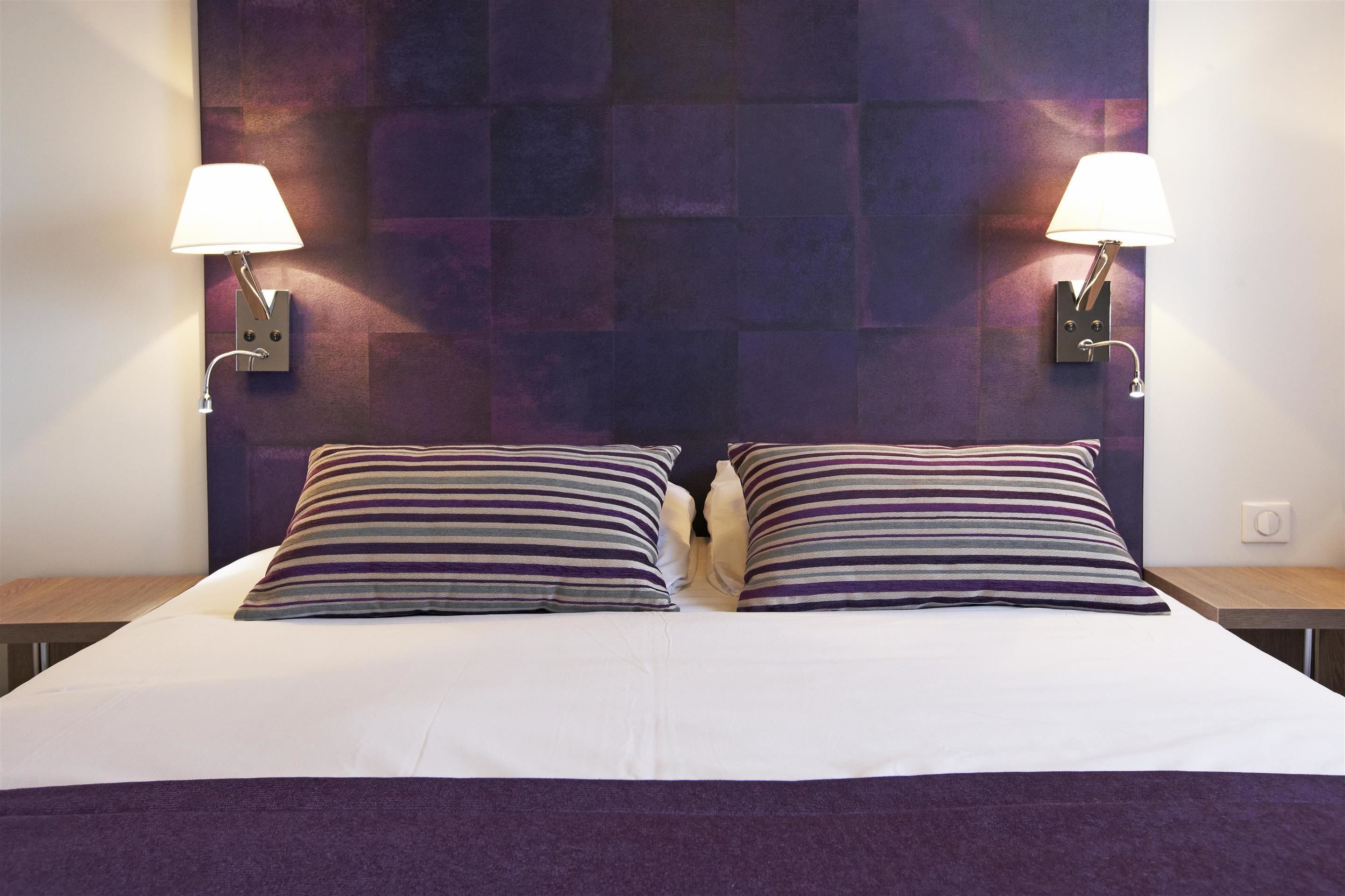 standard room, 1 double bed | desk, laptop workspace, blackout curtains, iron/ironing board