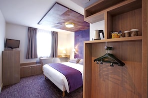 Standard Room, 1 Double Bed | Desk, laptop workspace, blackout drapes, iron/ironing board - Kyriad Valence Nord (Bourg-les-Valence)