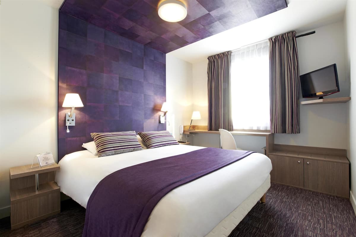 standard room, 1 double bed | desk, laptop workspace, blackout curtains, iron/ironing board