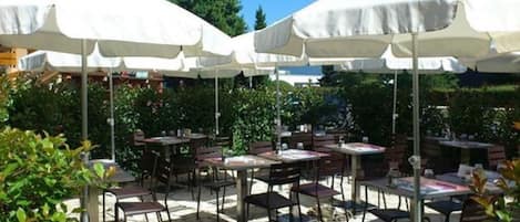 Serveert ontbijt en diner, Franse gerechten