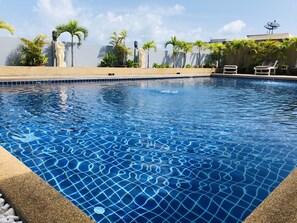 Piscina externa, espreguiçadeiras