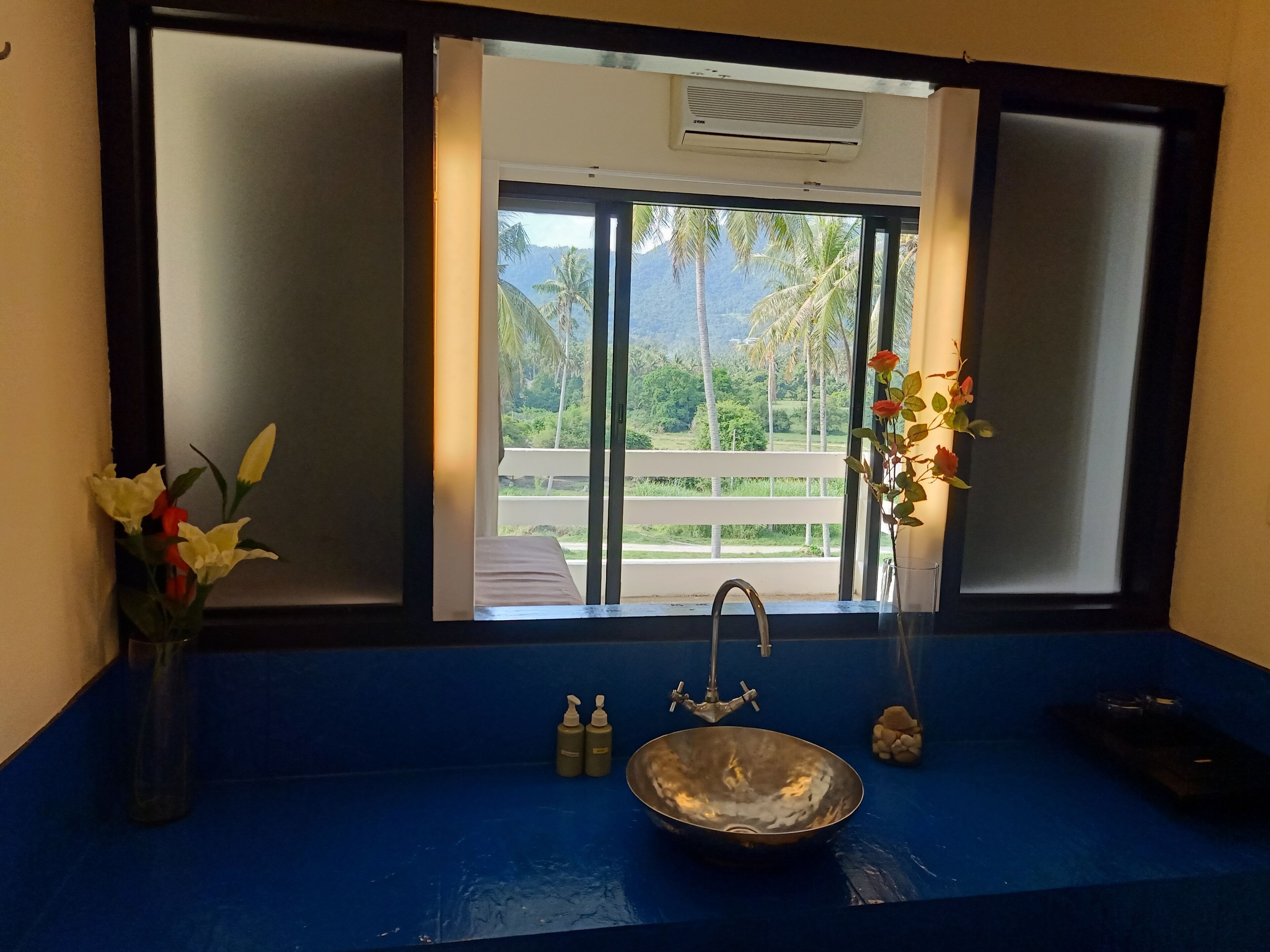 Suite junior, 1 cama King size | Baño | Tina con regadera, amenidades de baño gratuitas, secadora de cabello 