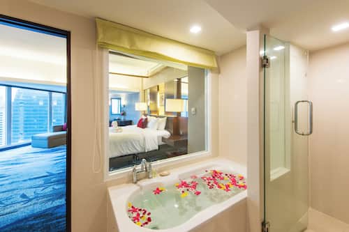 Privilege Suite Double Bed Sky Wing | Baño | Regadera tipo lluvia, amenidades de baño gratuitas, secadora de cabello