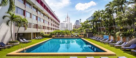 Hồ bơi ngoài trời, ghế dài tắm nắng