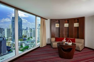 Széf a szobában, egyedi berendezés és íróasztal