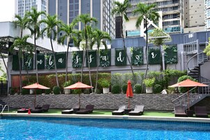 Εξωτερική πισίνα, ξαπλώστρες