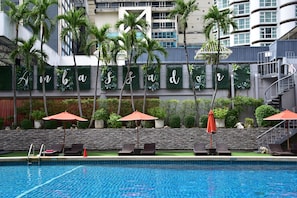 Piscine extérieure, chaises longues