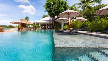 2 piscinas al aire libre, sombrillas, sillones reclinables de piscina