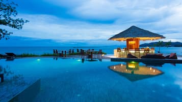 2 bares o lounges, 2 bares junto a la alberca, bar en la playa