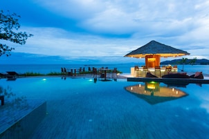 2 Bars/Lounges, 2 Poolbars, Strandbar