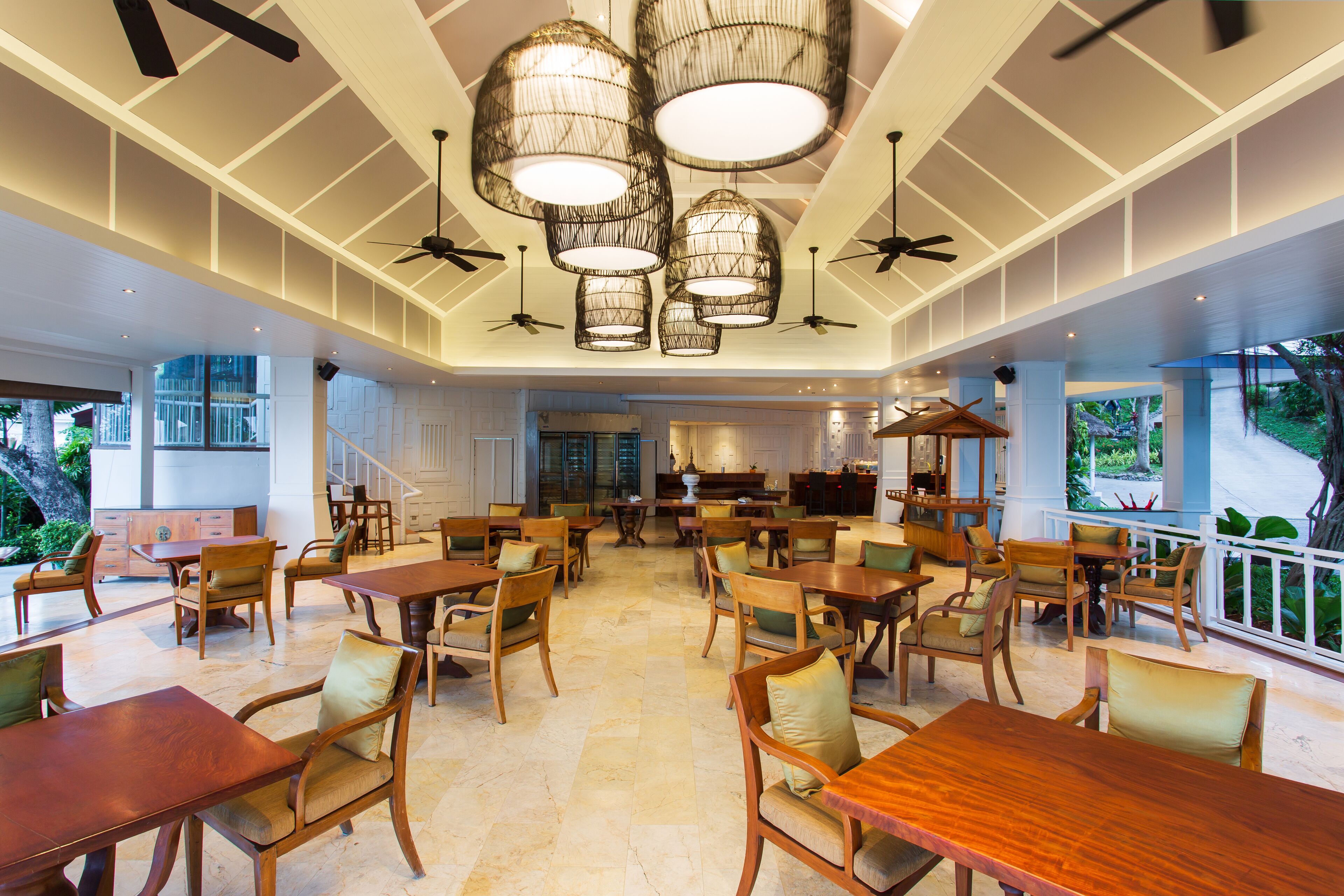 2 restaurants, breakfast, lunch, dinner served; french cuisine