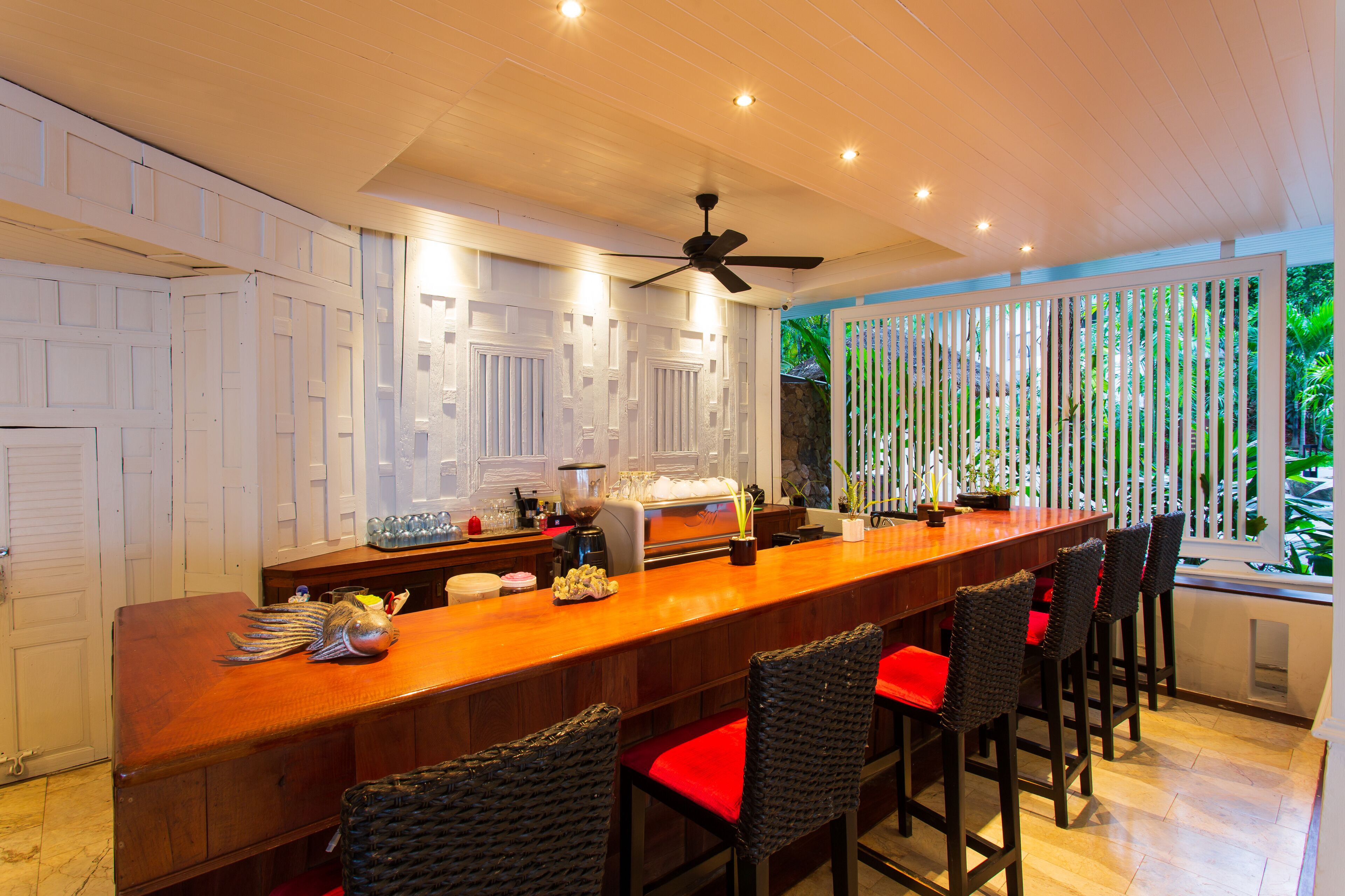 2 restaurants, breakfast, lunch, dinner served; french cuisine