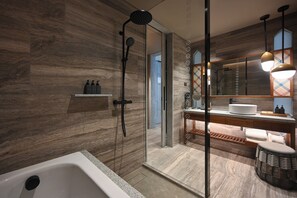 Separate bathtub and shower, rainfall showerhead, designer toiletries - Rocky's Boutique Resort - Veranda Collection Samui (Koh Samui)