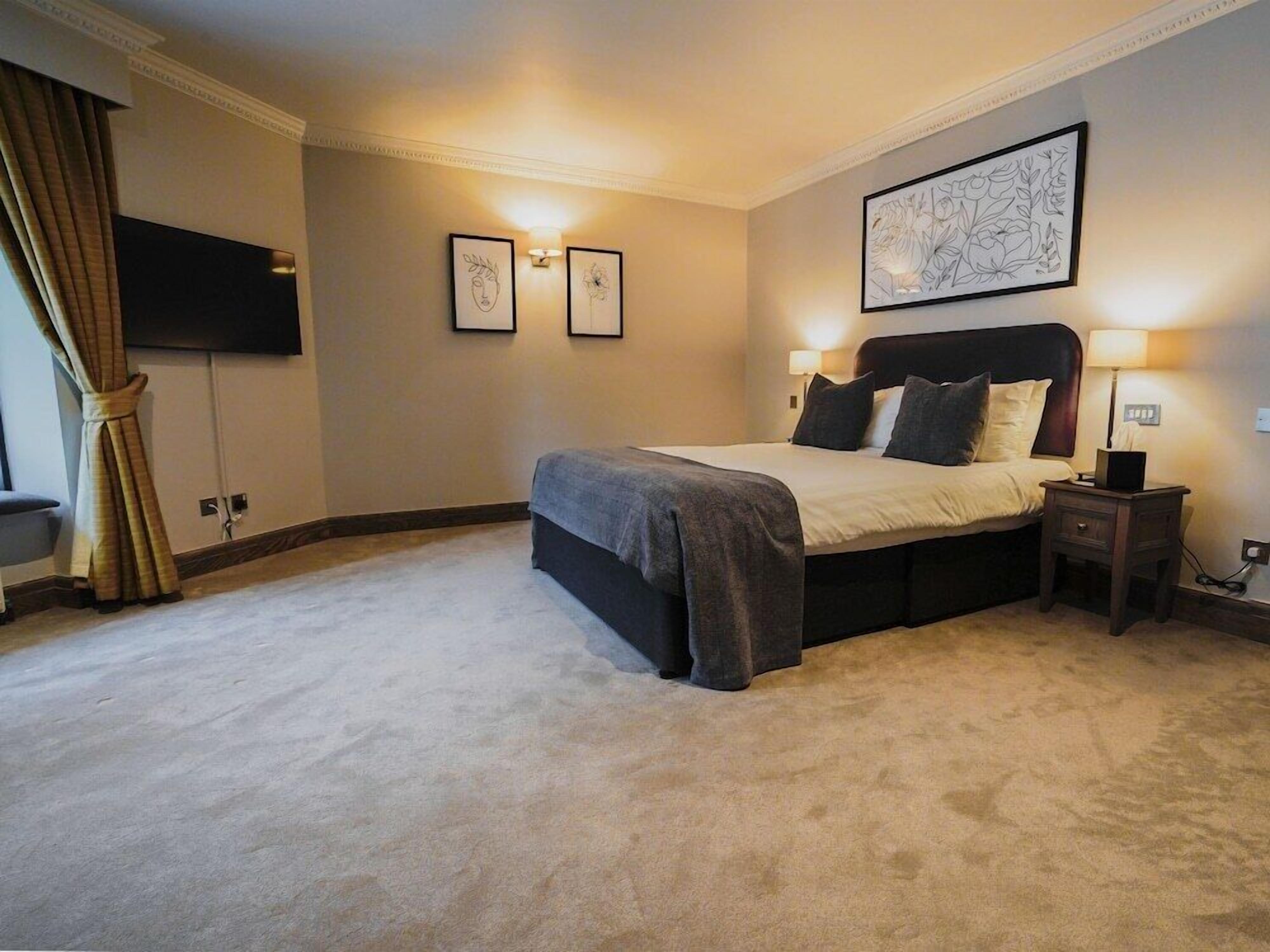 Desk, soundproofing, iron/ironing board, free WiFi