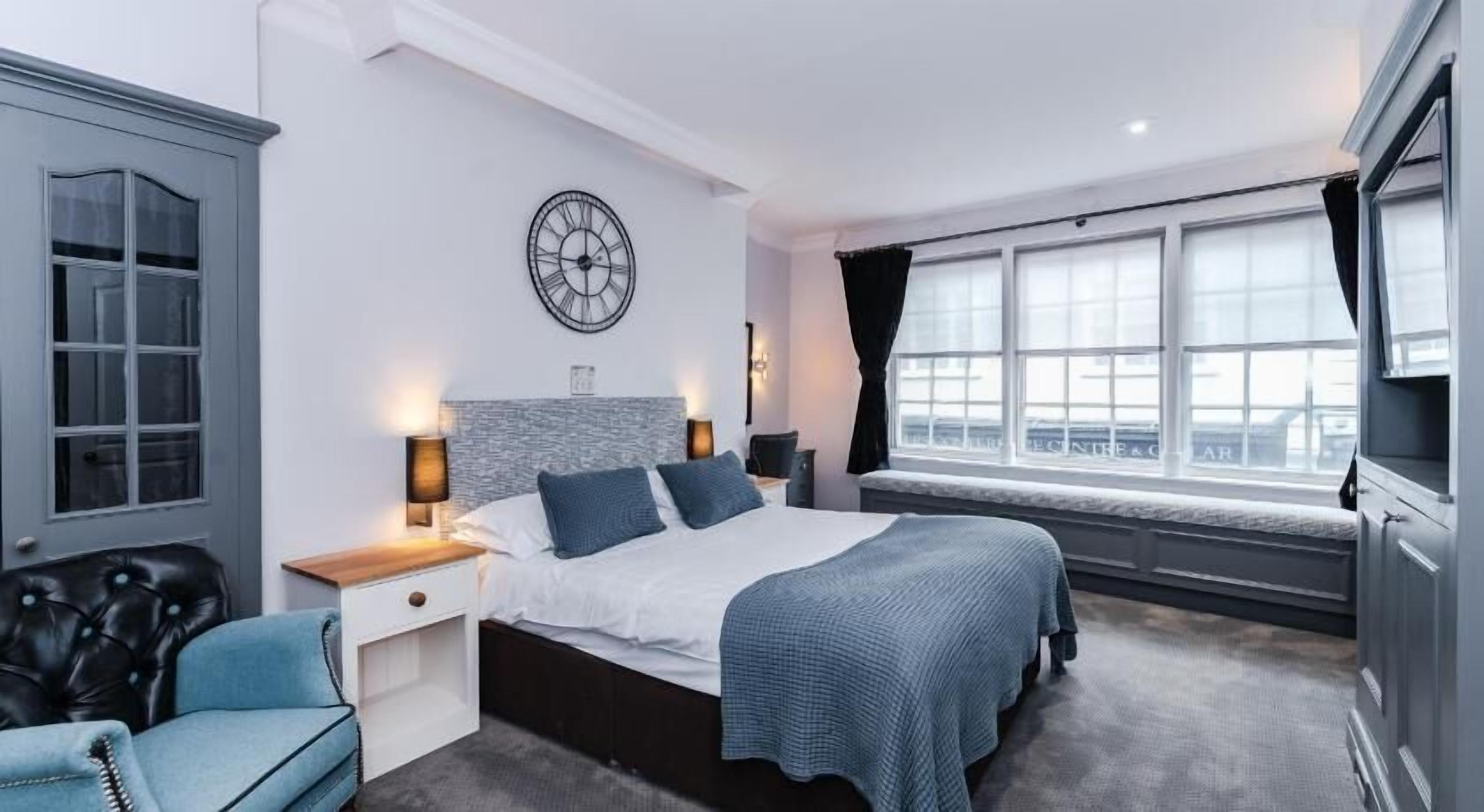 Desk, soundproofing, iron/ironing board, free WiFi