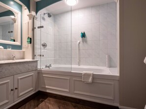 Standaard Twin kamer | Badkamer | Een bad/douchecombinatie, gratis toiletartikelen, een haardroger