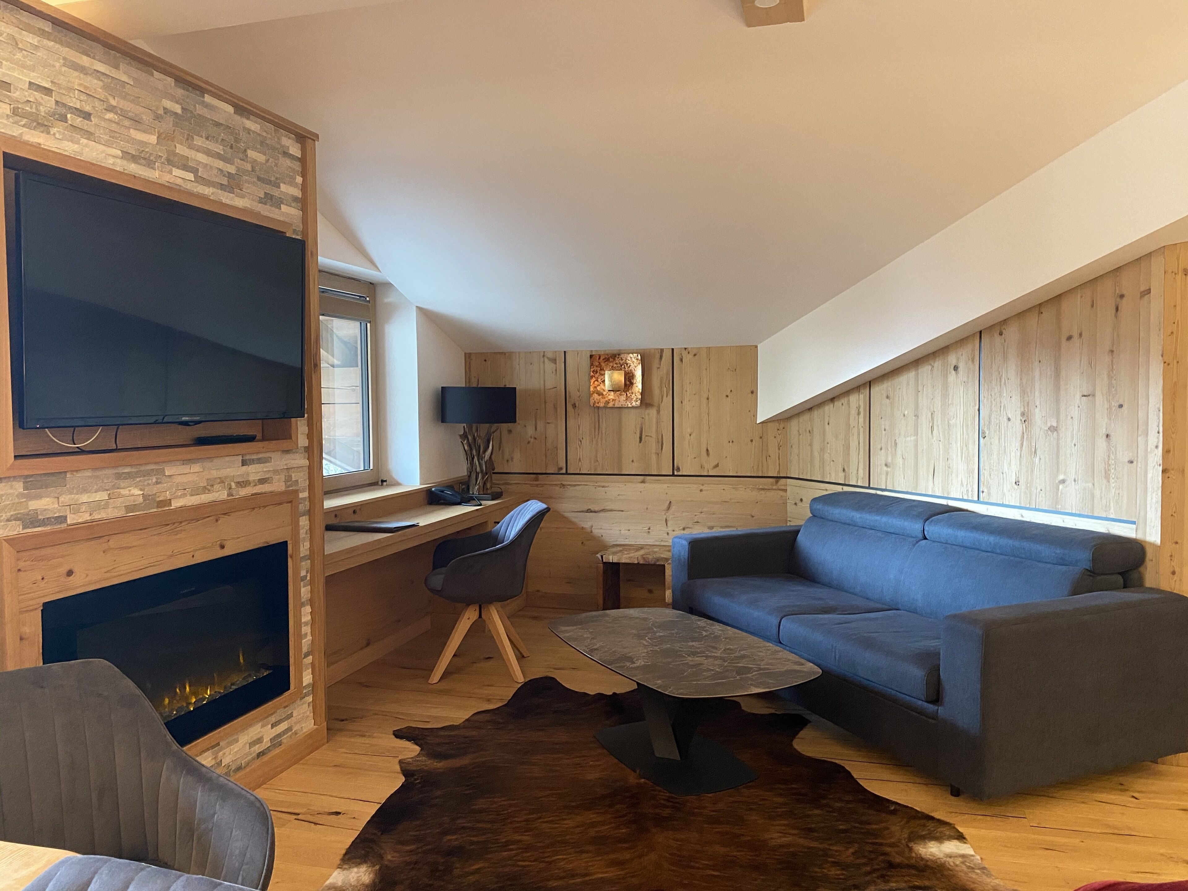 suite | living area | tv, toys