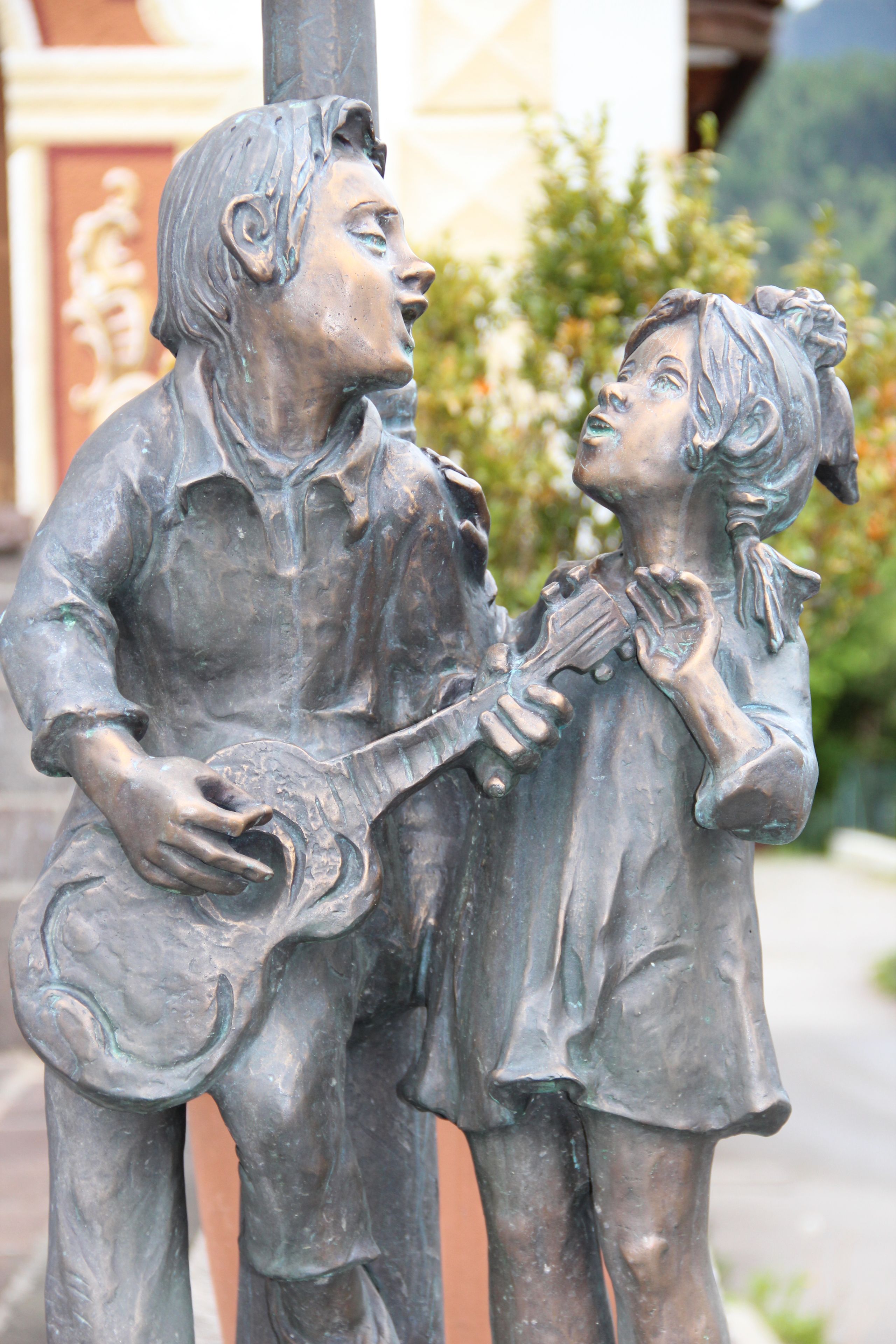Una estatua de un hombre y un niño, tomados de la mano.