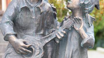 Una estatua de un hombre y un niño, tomados de la mano.