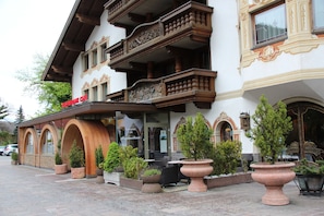 Front of property - Hotel Tyrolis (Zirl)