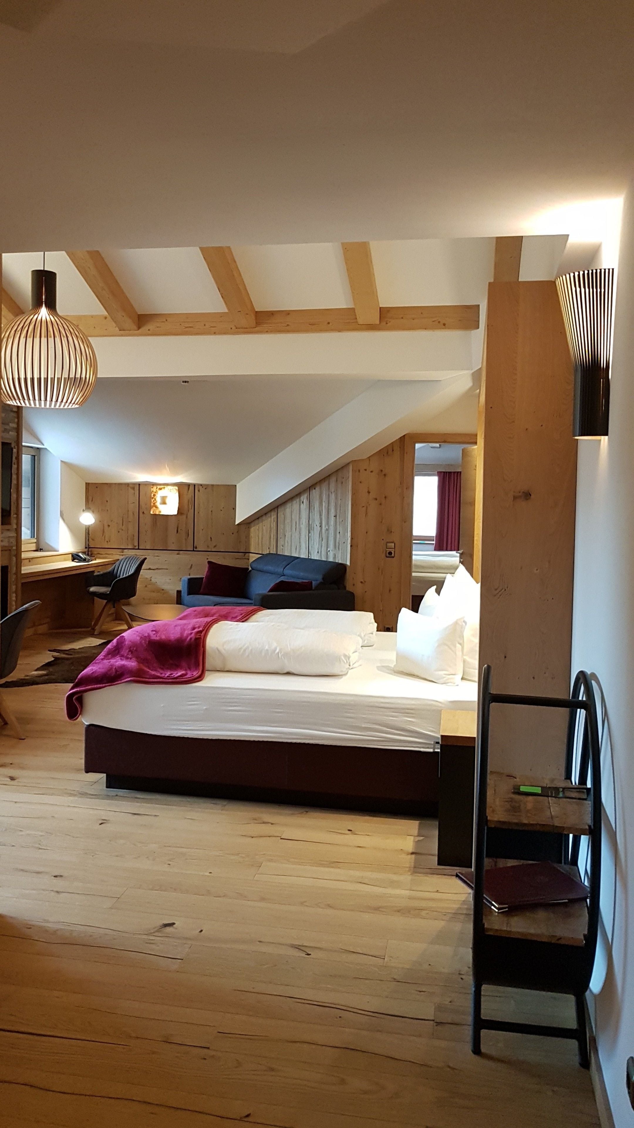 Une chambre à coucher avec un lit, un bureau et une chaise.