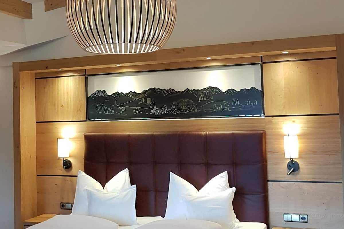 suite | hypo-allergenic bedding, in-room safe, blackout curtains