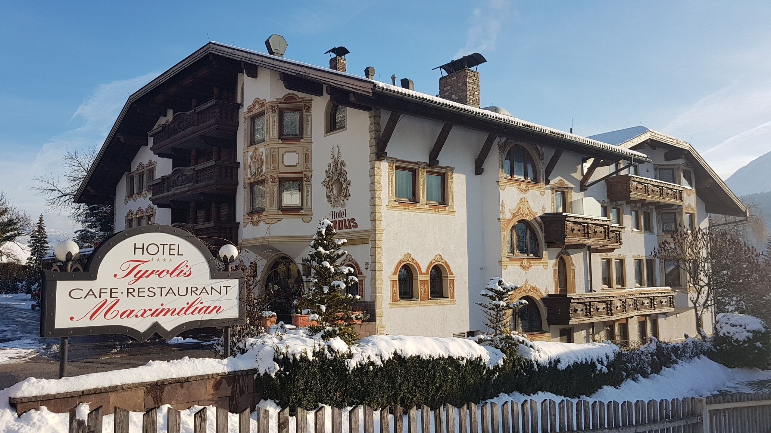 Un edificio histórico de hotel con un letrero que dice 'Hotel Tynis'.