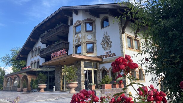 A hotel with a traditional architectural style, featuring a balcony and a sign that reads "TYROLIS HOTEL". - Hotel Tyrolis (Zirl)