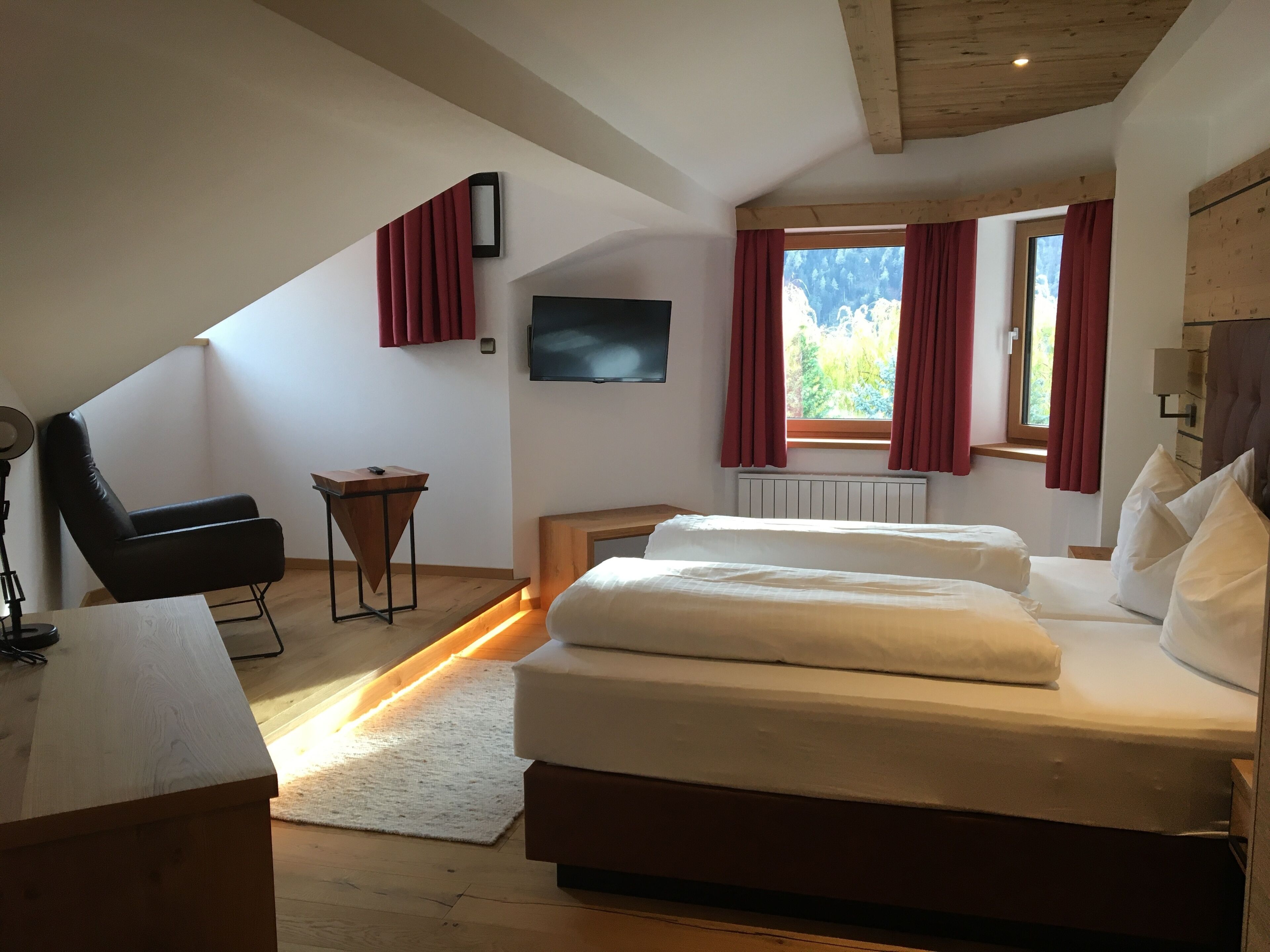 suite | hypo-allergenic bedding, in-room safe, blackout curtains