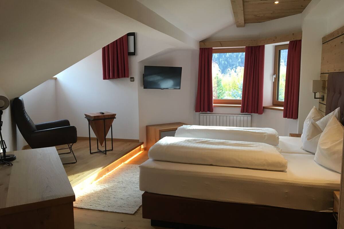 suite | hypo-allergenic bedding, in-room safe, blackout curtains