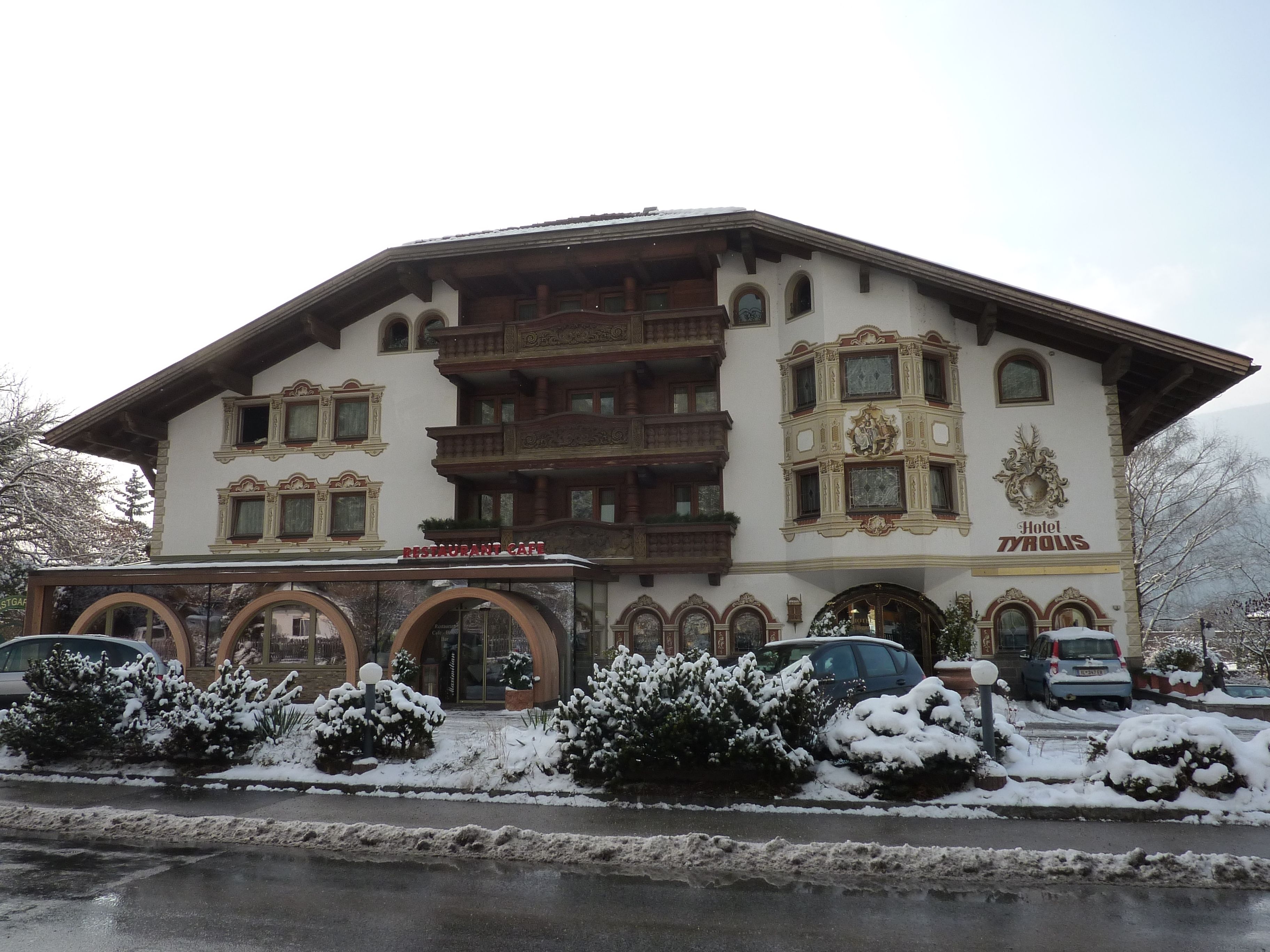 Un hotel de estilo arquitectónico tradicional, con varios balcones y una entrada destacada.