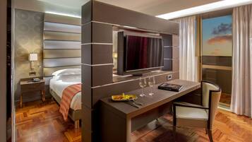 Suite – junior | Sengetøy av topp kvalitet, minibar, safe på rommet og skrivebord