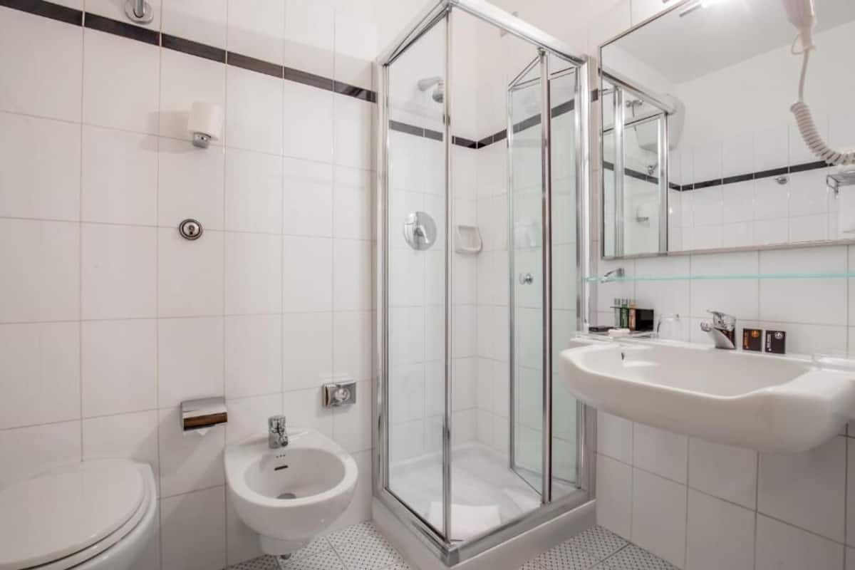 Chambre Triple Standard | Literie de qualité supérieure, minibar, coffres-forts dans les chambres