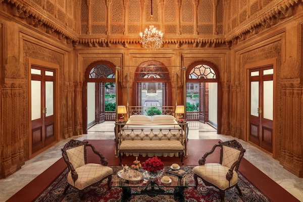 Royal Suite | Minibar, in-room safe, individually furnished, desk