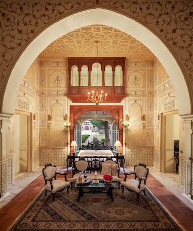 Zimmer | Minibar, Zimmersafe, individuell eingerichtet, Schreibtisch. The Laxmi Niwas Palace