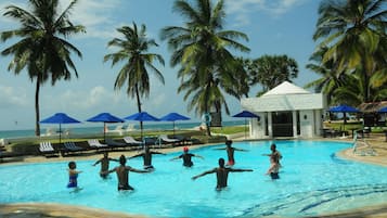 Piscine extérieure, parasols de plage, chaises longues