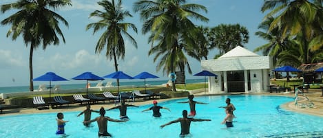 Piscine extérieure, parasols de plage, chaises longues