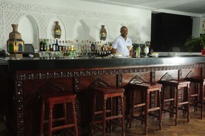 3 bars/lounges, poolside bar, beach bar - Jacaranda Indian Ocean Beach Resort (Diani Beach)