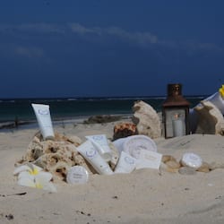 Praia particular, espreguiçadeiras, guarda-sóis, toalhas de praia