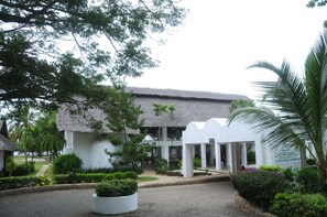Property entrance - Jacaranda Indian Ocean Beach Resort (Diani Beach)