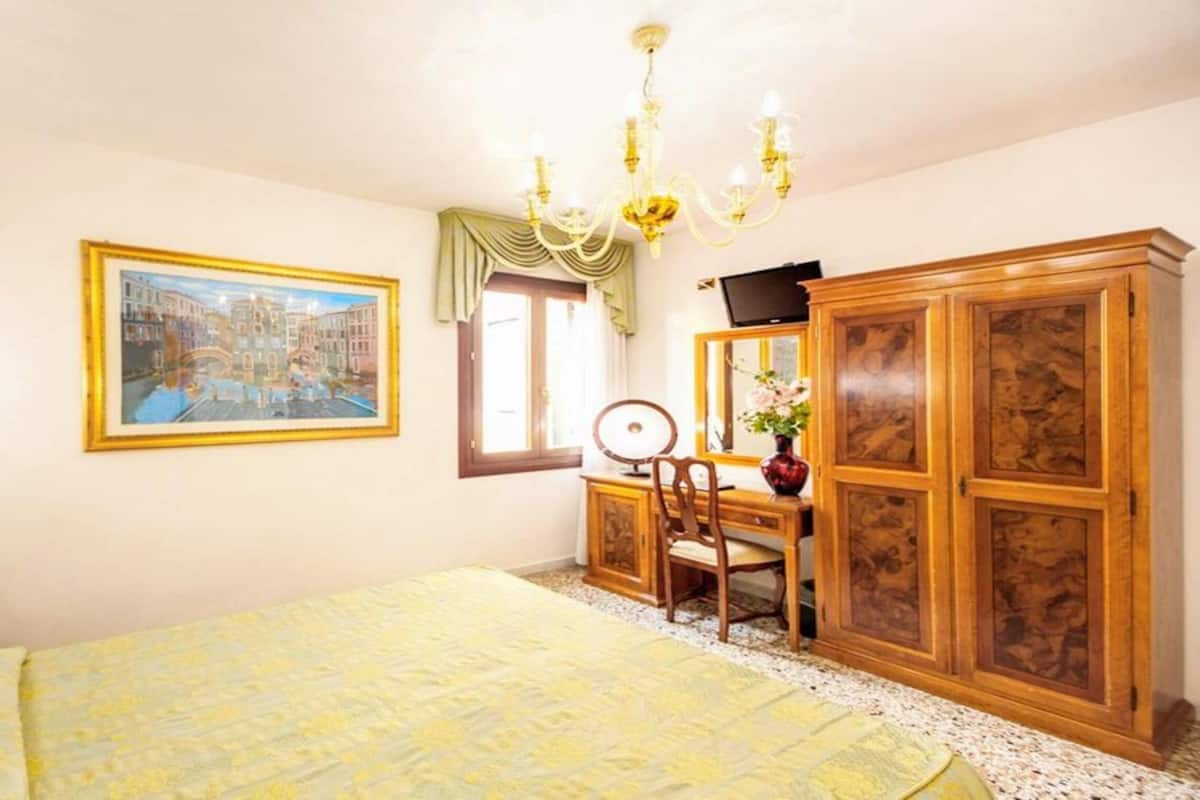 In-room safe, individually furnished, desk, laptop workspace