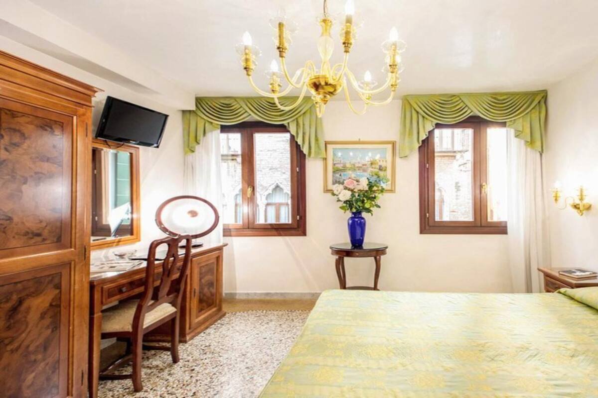 Queen Room | Tallelokero huoneessa, työpöytä