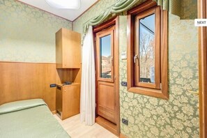 In-room safe, desk, free WiFi, bed sheets - Hotel Atlantide (Venice)