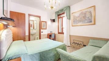 Camera tripla, bagno privato | Una cassaforte in camera, una scrivania, Wi-Fi gratuito, lenzuola