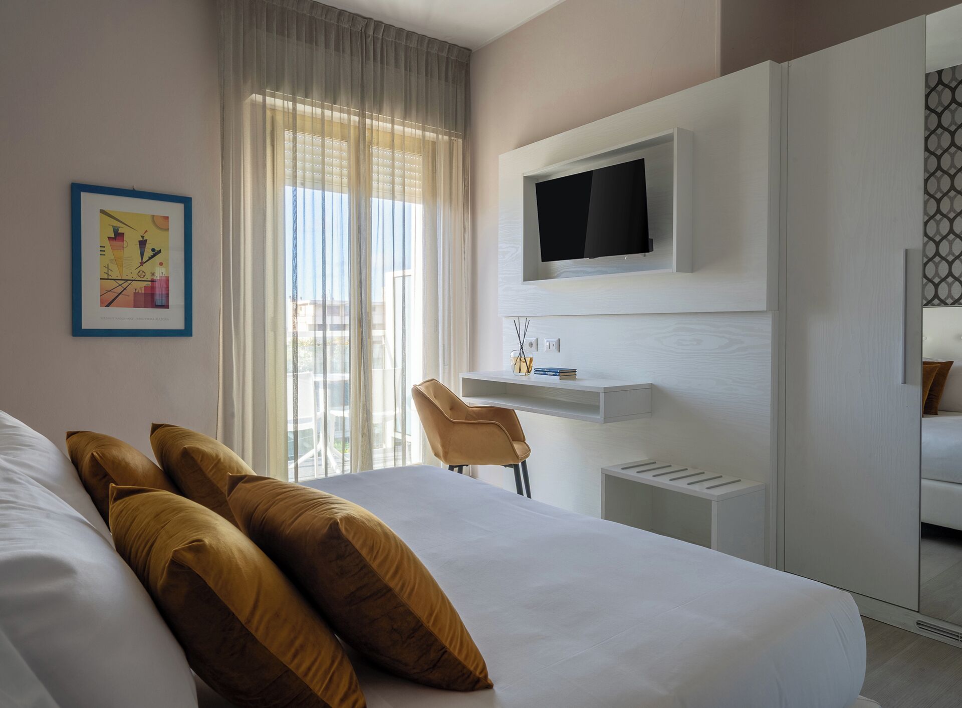 Superior Double Room Single Use, Sea View | Minibar, in-room safe, desk, soundproofing