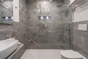 Shower, free toiletries, hair dryer, bidet - Hotel Biancamano (Rimini)