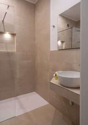 Douche, articles de toilette gratuits, sĂšche-cheveux, bidet